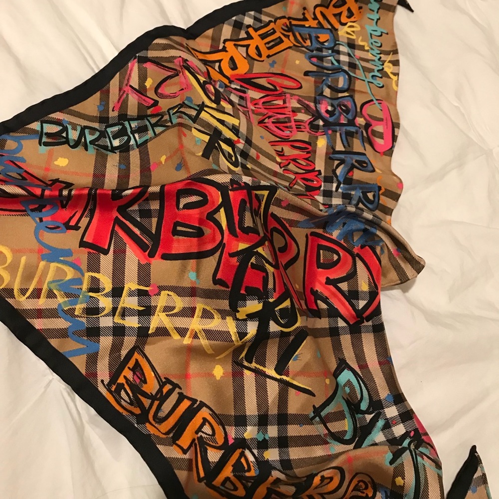 BRAND NEW AUTHENTIC Burberry Neck Scarf